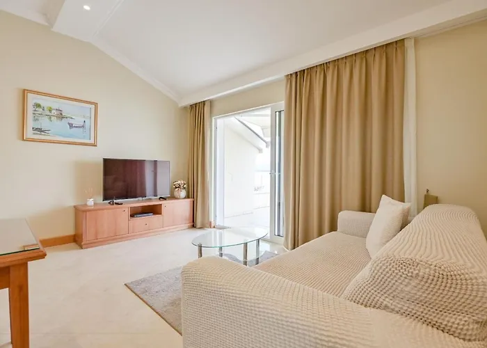Luxury Tunera 招待所 5*